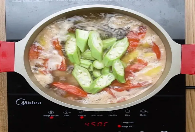 Bí quyết làm cá lóc nấu canh chua giải nhiệt ngày hè