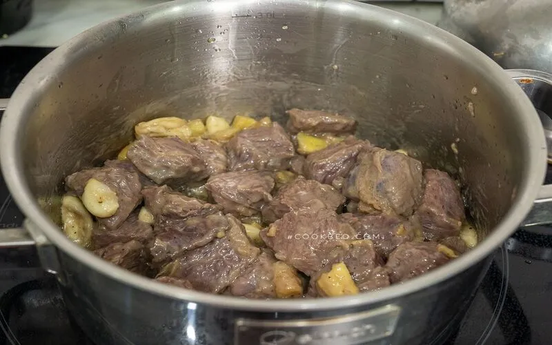 Bí quyết làm món thịt bò kho tiêu thơm ngon và nhanh mềm