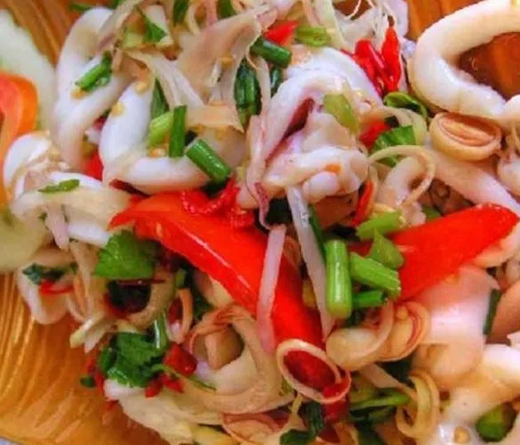 Bỏ túi bí quyết làm món gỏi mực Thái Lan chua cay đúng điệu cực hấp dẫn