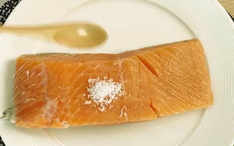Cách làm cá hồi sốt cam thơm ngọt bổ dưỡng cho cả nhà