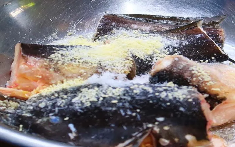 Cách làm cá ngát kho tương đậm vị quê nhà cực bắt cơm