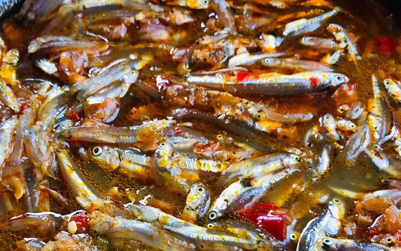Cách làm món cá cơm kho keo đậm đà hao cơm