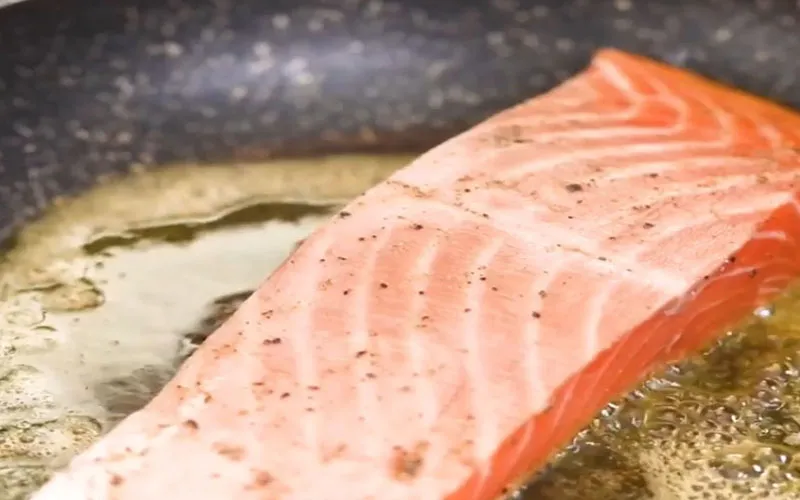 Cách làm món cá hồi nướng giấy bạc với măng tây thơm lừng