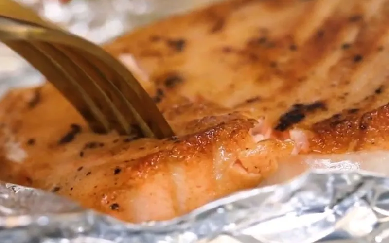 Cách làm món cá hồi nướng giấy bạc với măng tây thơm lừng