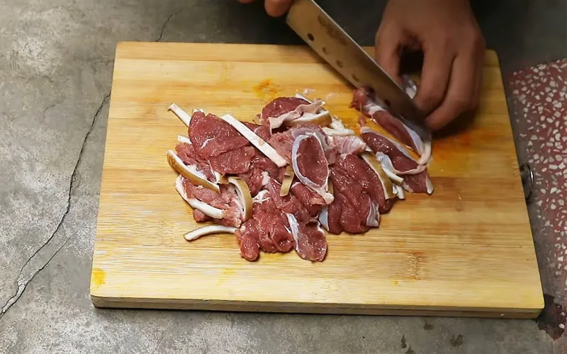 Cách làm món thịt bê xào lá lốt thơm nức mũi