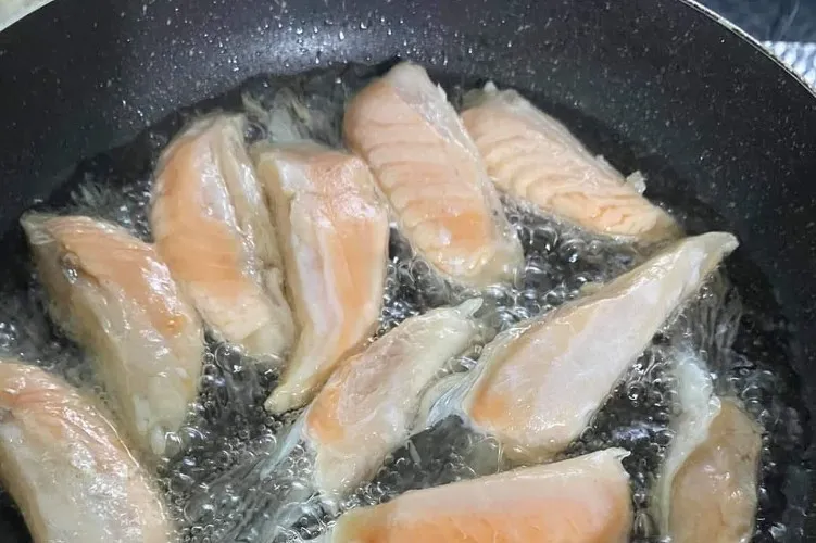 Cách làm món vây cá hồi chiên nước mắm đậm đà thơm ngon