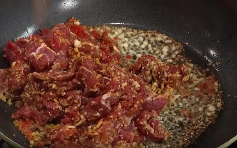 Cách làm thịt bò xào sả ớt cay cay, ngon mềm khó cưỡng