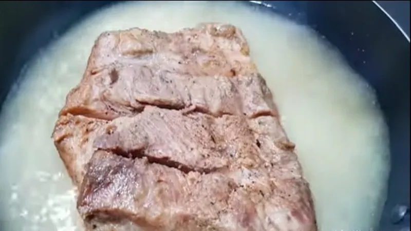 Cách làm thịt heo quay thơm ngon giòn rụm bằng chảo