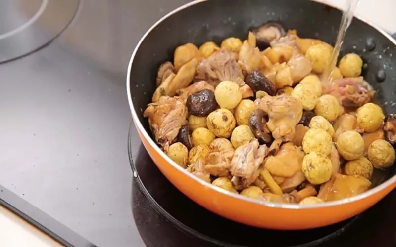 Cách nấu gà hầm hạt dẻ thanh đạm và đơn giản