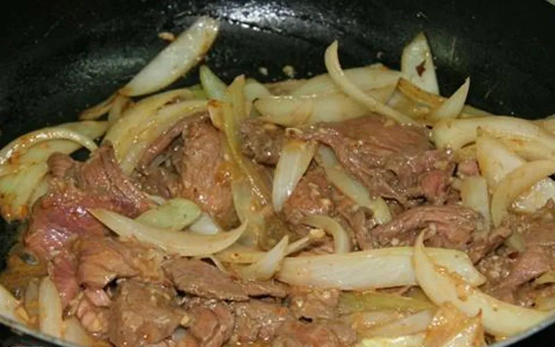 Cách xào thịt bò với hành tây thơm ngon mà nhanh gọn