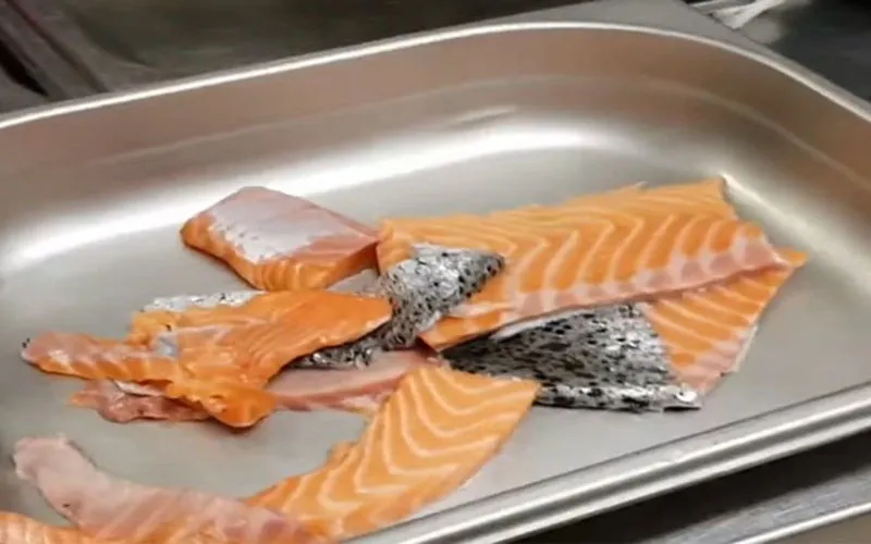 Công thức chế biến da cá hồi chiên giòn ăn cực mê