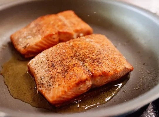 Công thức chế biến món cá hồi chiên bơ tỏi đúng vị