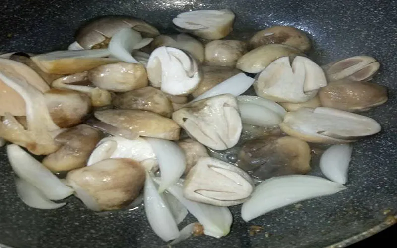 Công thức chế biến món nấm đậu hũ kho tiêu thơm lừng cho ngày mưa
