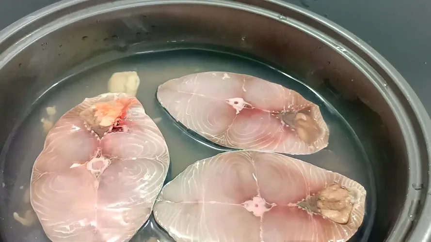 Hướng dẫn cách làm món cá thu kho nước dừa lạ miệng thơm ngon