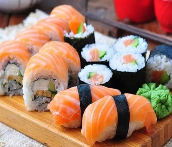 Hướng dẫn cách làm sushi cá hồi sống ngon như nhà hàng