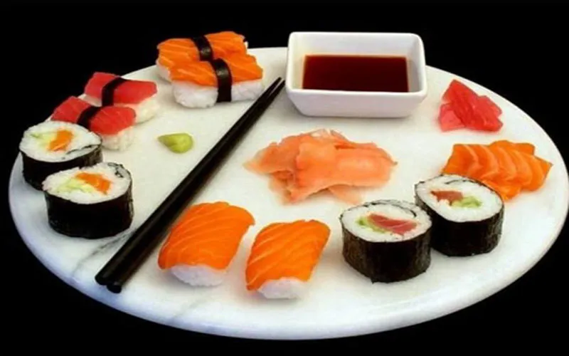 Hướng dẫn cách làm sushi cá hồi sống ngon như nhà hàng