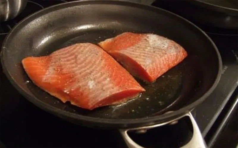 Hướng dẫn làm salad cá hồi sốt dầu giấm đúng điệu