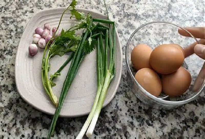 Lạ miệng món hến chiên trứng đổi vị cho bữa ăn gia đình