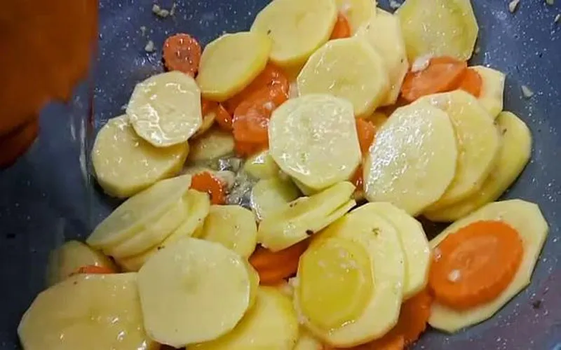 Làm món khoai tây xào cà rốt cực đơn giản nhưng lại rất hao cơm