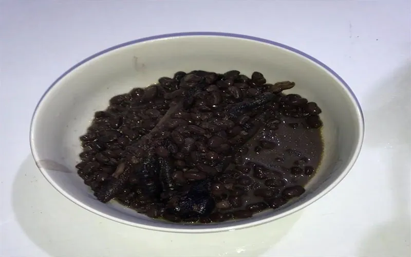 Tuyệt chiêu chế biến món chân gà hầm đậu đen giúp thải độc cơ thể, bồi bổ xương khớp