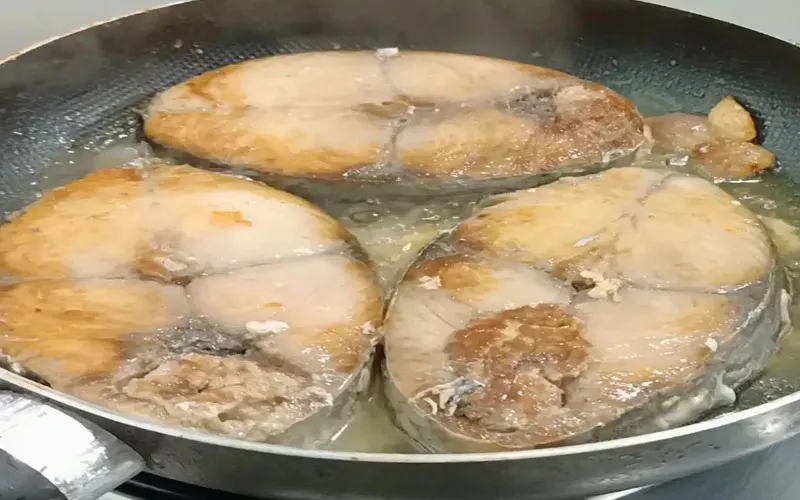 Tuyệt chiêu làm món cá thu kho nước dừa hấp dẫn lạ miệng